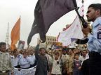 Ein irakischer Polizist beobachtet eine Demonstration gegen die britischen Besatzer in Basra
